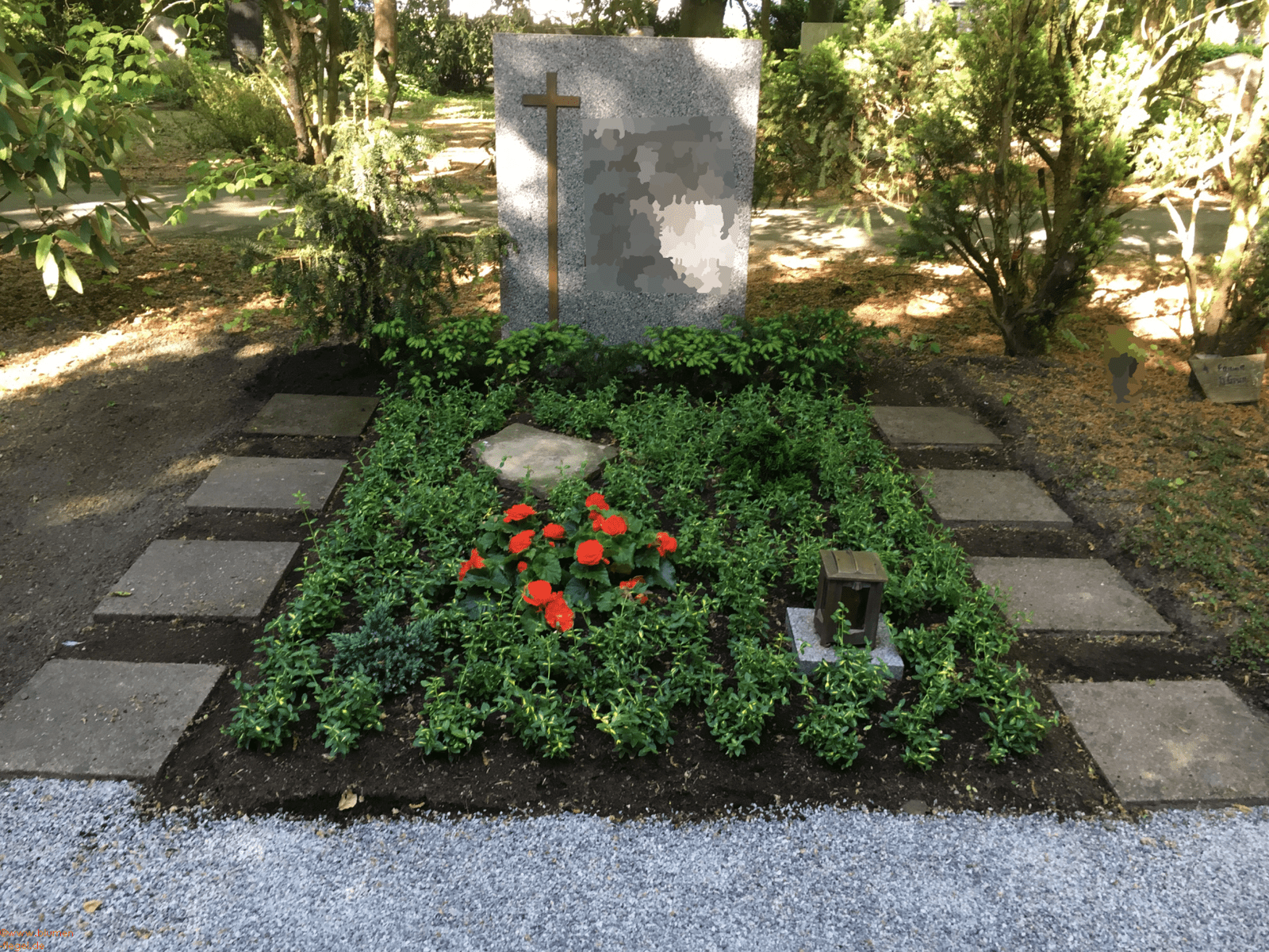 Doppelgrab_Pflege2 Blumen Flegel